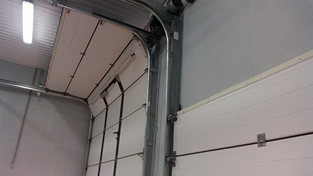 Секционные ворота в бетонном гараже, вид из гаража
